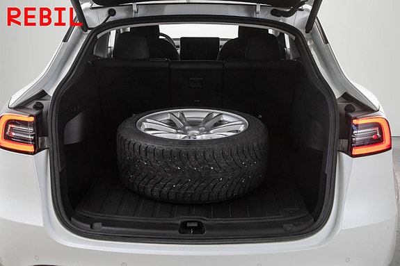 Tesla Model Y 24 of 28