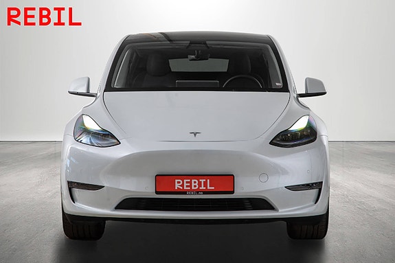 Tesla Model Y 3 of 28