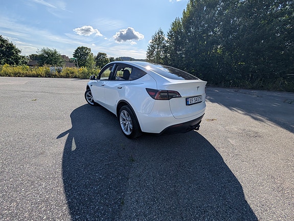 Tesla Model Y 5 of 24