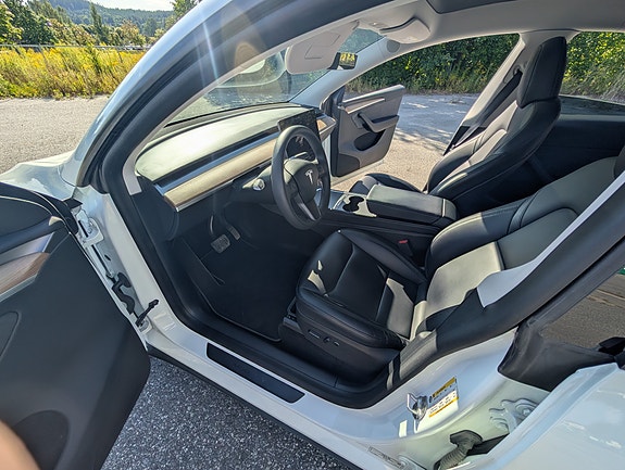 Tesla Model Y 11 of 24