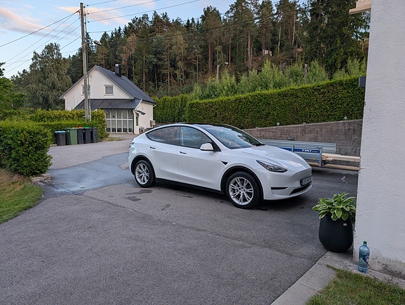 Tesla Model Y 22 of 24