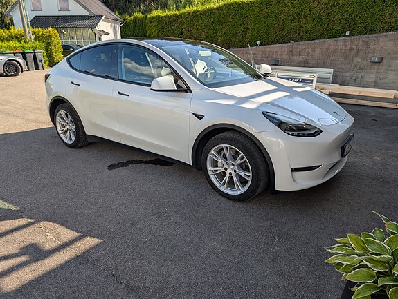 Tesla Model Y 15 of 24