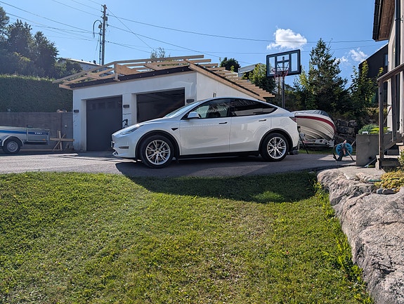 Tesla Model Y 3 of 24