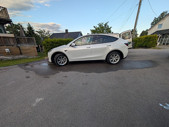 Tesla Model Y 24 of 24