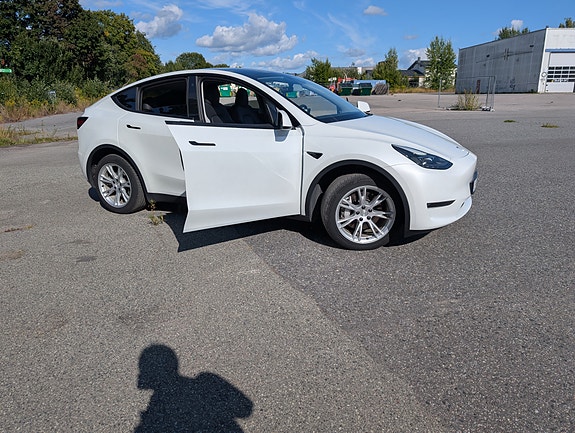 Tesla Model Y 12 of 24