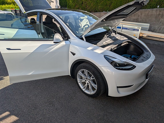 Tesla Model Y 18 of 24