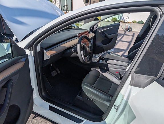 Tesla Model Y 16 of 24