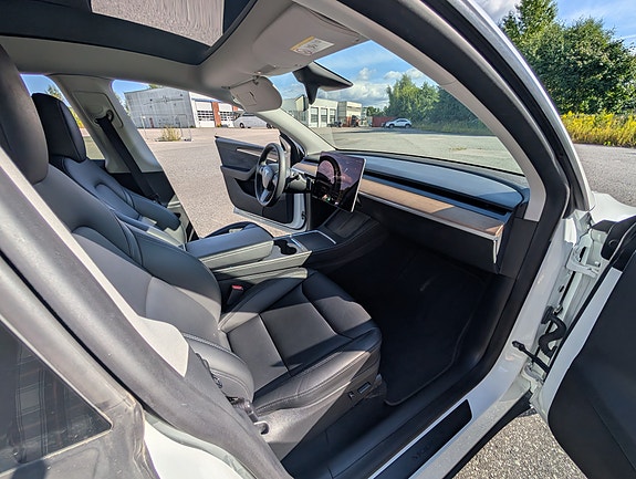 Tesla Model Y 8 of 24
