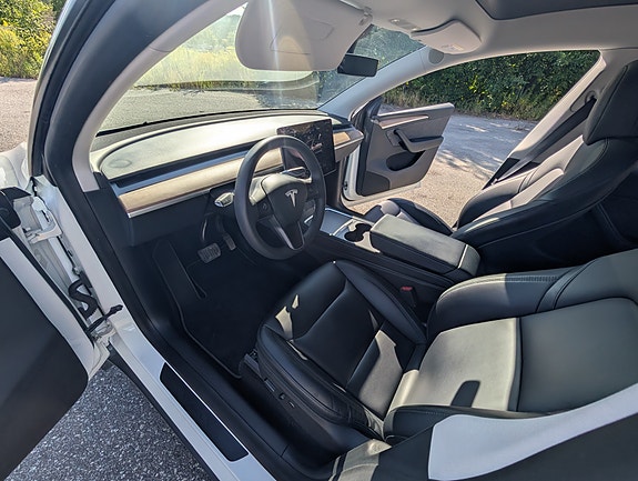 Tesla Model Y 6 of 24