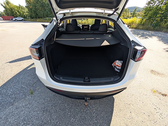 Tesla Model Y 10 of 24