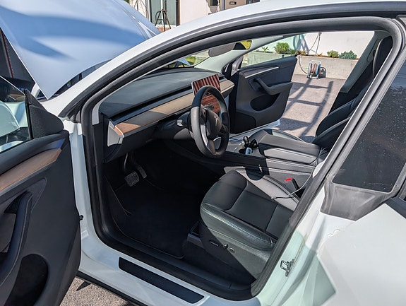 Tesla Model Y 17 of 24