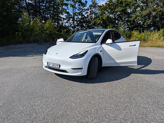 Tesla Model Y 14 of 24