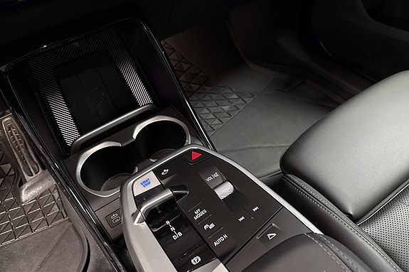 BMW iX1 8 of 14