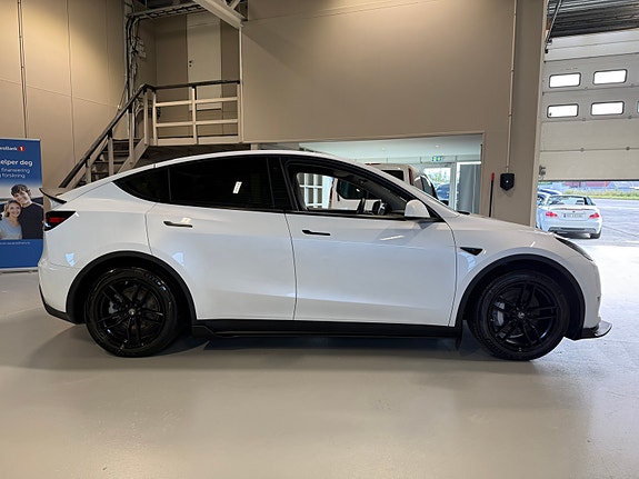 Tesla Model Y 6 of 10