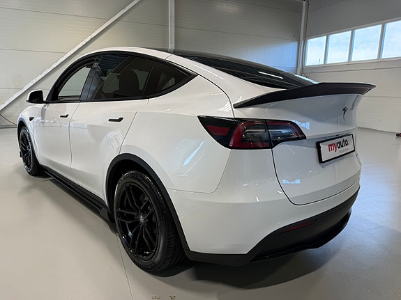 Tesla Model Y 3 of 10
