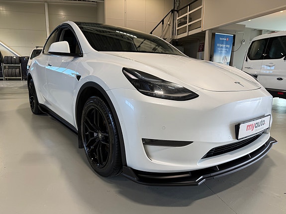 Tesla Model Y 7 of 10