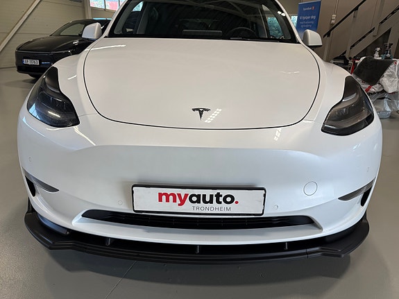 Tesla Model Y 8 of 10