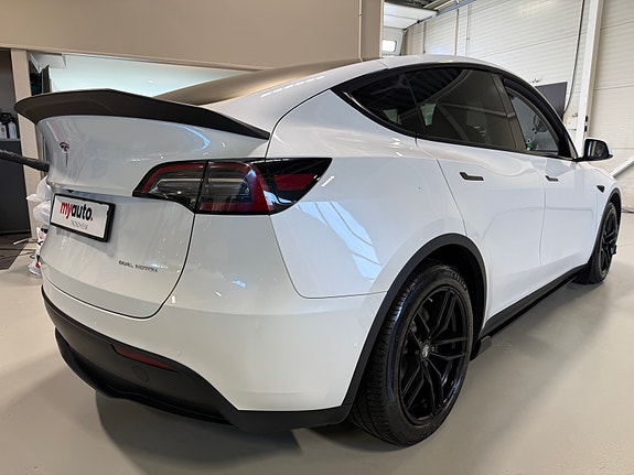 Tesla Model Y 5 of 10