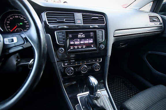 Volkswagen Golf VII 21 of 30