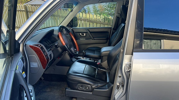 Mitsubishi Pajero 4 of 15