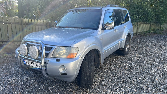 Mitsubishi Pajero 2 of 15