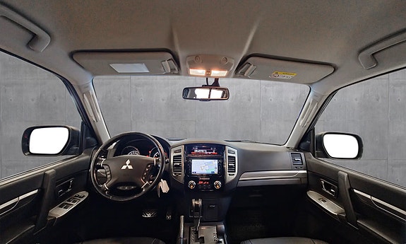 Mitsubishi Pajero 14 of 30