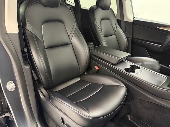 Tesla Model Y 19 of 30