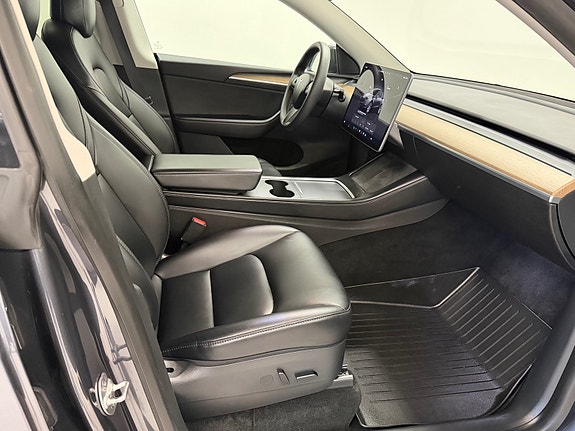 Tesla Model Y 18 of 30
