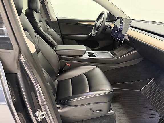 Tesla Model Y 17 of 30