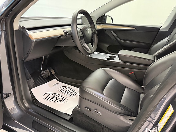 Tesla Model Y 15 of 30