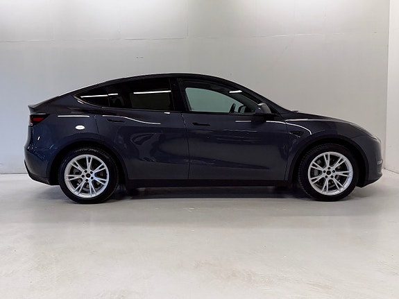 Tesla Model Y 14 of 30