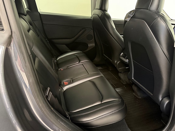 Tesla Model Y 20 of 30