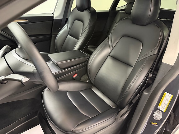 Tesla Model Y 16 of 30