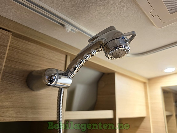 Pössl Road Car R640 / 8-trinns Automat / Adaptiv Cruisekontroll / Digital Dashboard / Langsgående enkle senger +++ 28 of 30