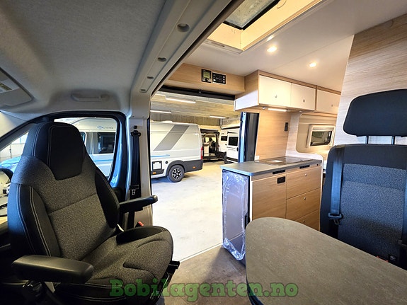 Pössl Road Car R640 / 8-trinns Automat / Adaptiv Cruisekontroll / Digital Dashboard / Langsgående enkle senger +++ 11 of 30