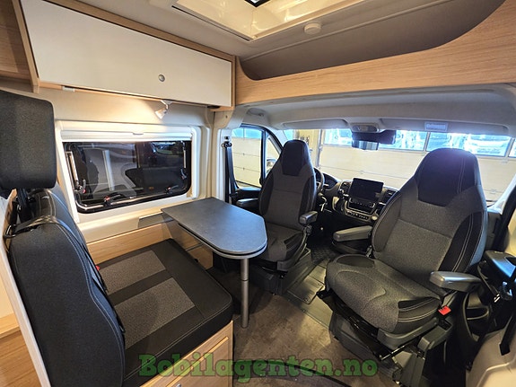 Pössl Road Car R640 / 8-trinns Automat / Adaptiv Cruisekontroll / Digital Dashboard / Langsgående enkle senger +++ 8 of 30
