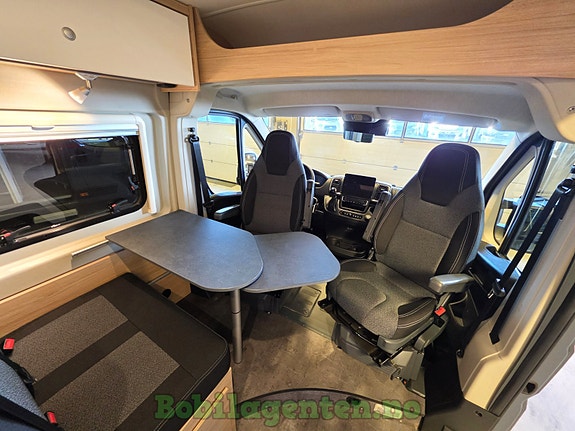 Pössl Road Car R640 / 8-trinns Automat / Adaptiv Cruisekontroll / Digital Dashboard / Langsgående enkle senger +++ 9 of 30