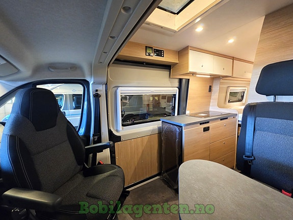 Pössl Road Car R640 / 8-trinns Automat / Adaptiv Cruisekontroll / Digital Dashboard / Langsgående enkle senger +++ 12 of 30