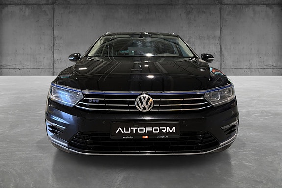 Volkswagen Passat 2 of 23