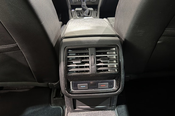 Volkswagen Passat 16 of 23