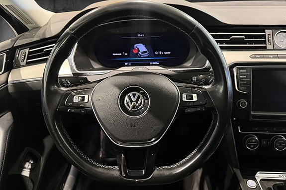 Volkswagen Passat 12 of 23
