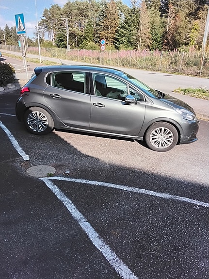 Peugeot 208 4 of 7