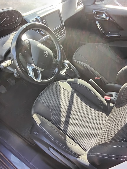 Peugeot 208 2 of 7