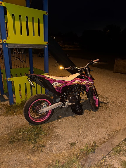 KTM 690 Enduro R 3 of 4