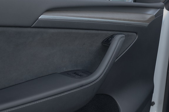 Tesla Model Y 9 of 30
