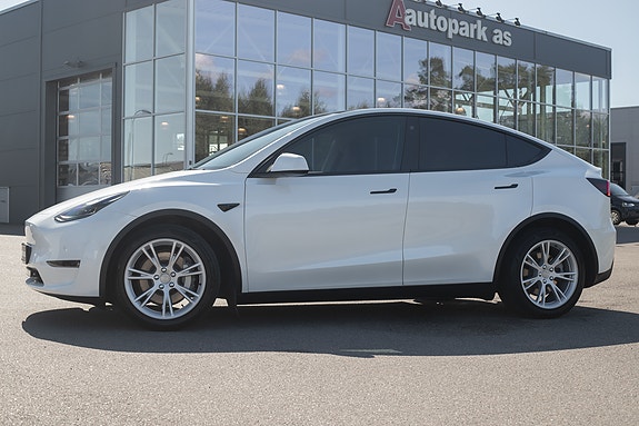 Tesla Model Y 3 of 30