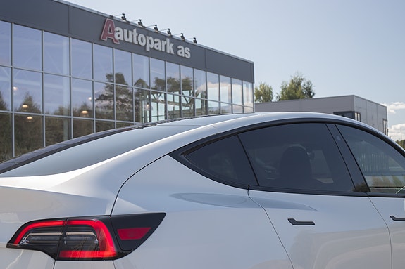 Tesla Model Y 7 of 30