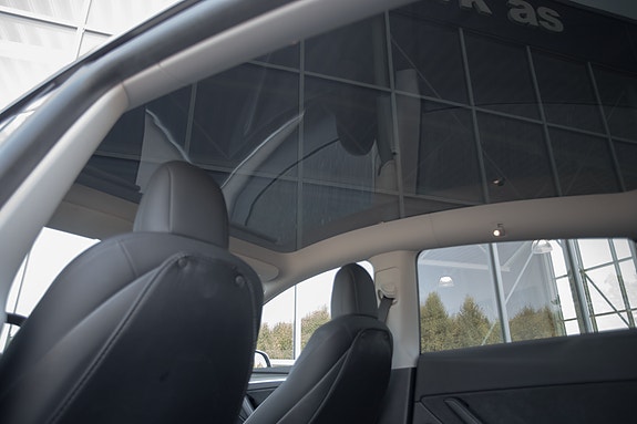 Tesla Model Y 18 of 30