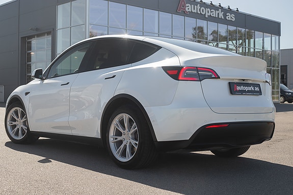 Tesla Model Y 4 of 30
