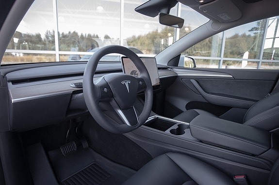 Tesla Model Y 10 of 30